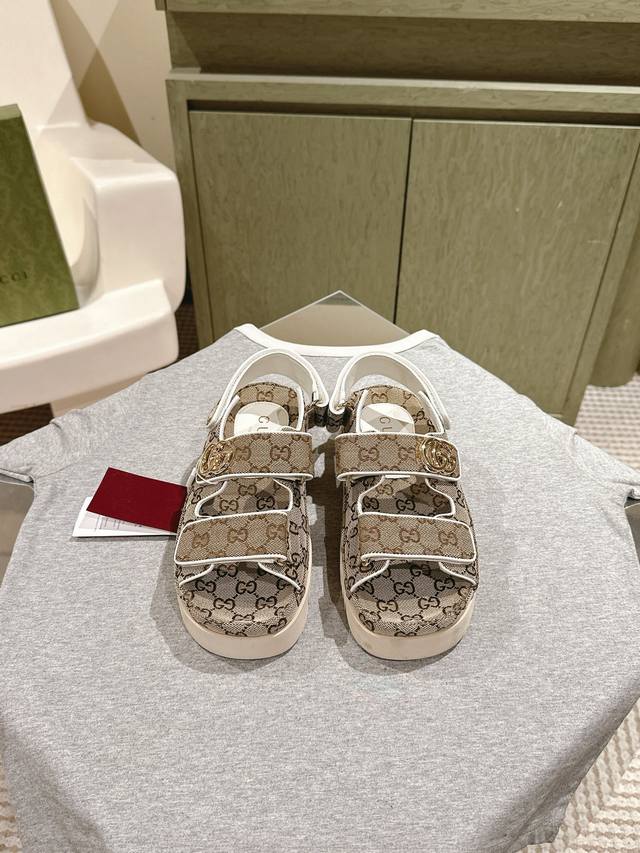 情侣款 225 Gucci 沙滩凉鞋上新经典老花布凉鞋，百搭M多裙子 裤子，网红搭配不同颜色袜子穿也超级洋气，Gucci经典老花布面 Tpu防滑大底 Zp开模中