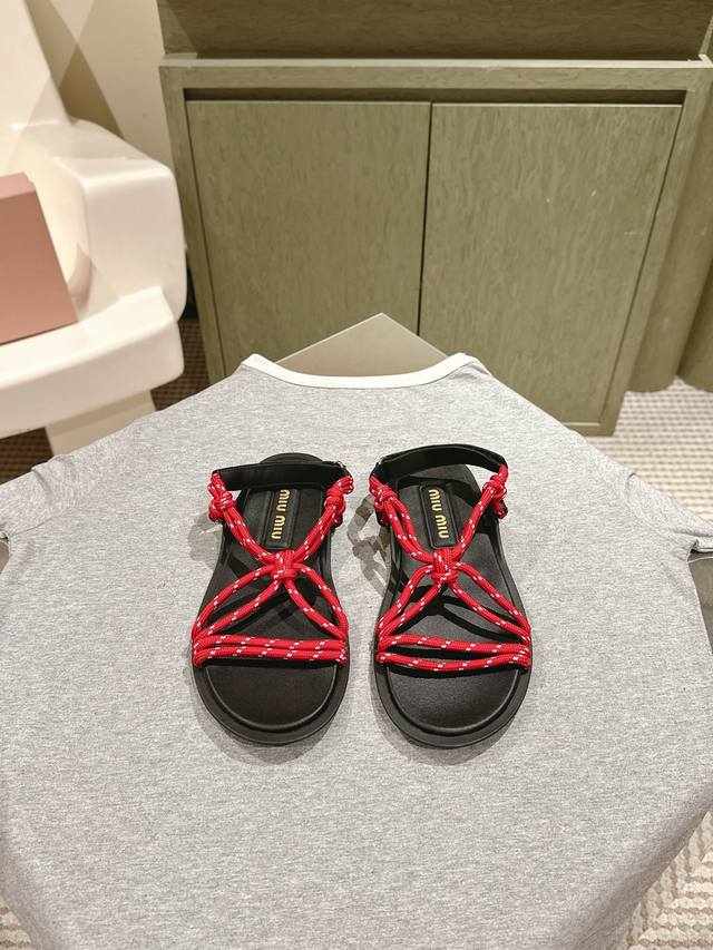 225 Miumiu 缪缪罗马凉鞋华丽上新夏季百搭款。上脚显白 怎么穿都好看今夏时髦精最爱 ★★★★★ 特定原版一比一彩绳牛皮材质 牛皮内里，双层真皮大底！内里