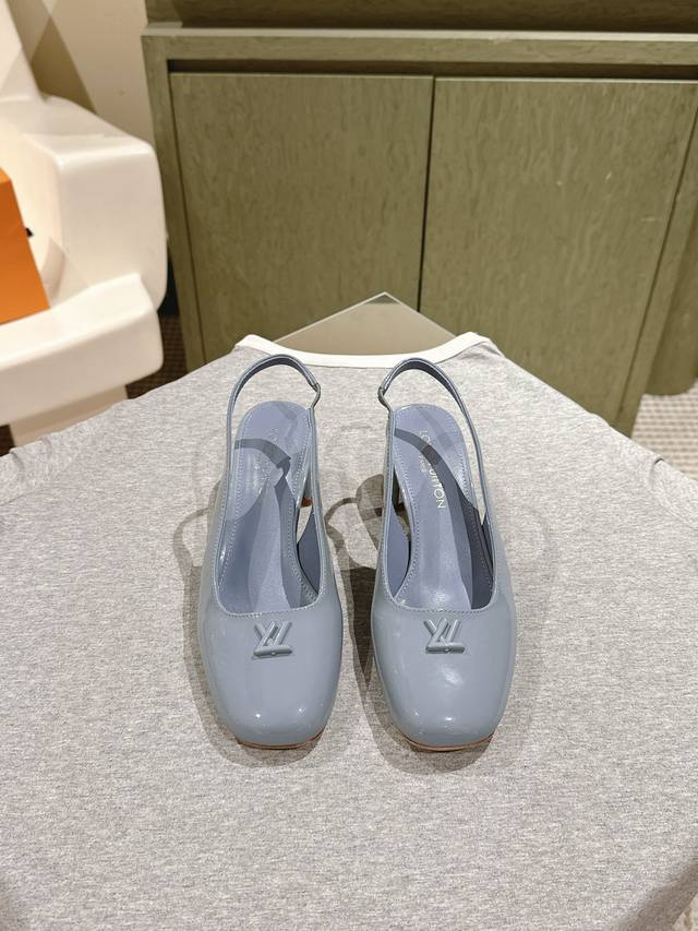 225 驴家早春新品 New Arrival～Lv春夏玛丽珍鞋，也太出彩了！时尚性感舒适，拉满了夏日美鞋能给的满分情绪价值.鞋的造型也很乖巧好看呀！ 鞋面选用进