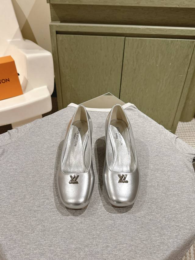225 驴家早春新品 New Arrival～Lv春夏玛丽珍鞋，也太出彩了！时尚性感舒适，拉满了夏日美鞋能给的满分情绪价值.鞋的造型也很乖巧好看呀！ 鞋面选用进