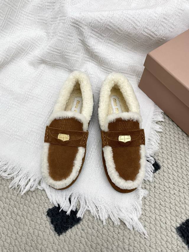 Miumiu25Ss秋冬新款金币平底毛毛单鞋毛鞋 走秀新款复古时尚 简约高级 随意搭配 上脚非常舒适，超级重工 鞋面：原版牛反绒 内里：羊毛 大底：原版大底，柔