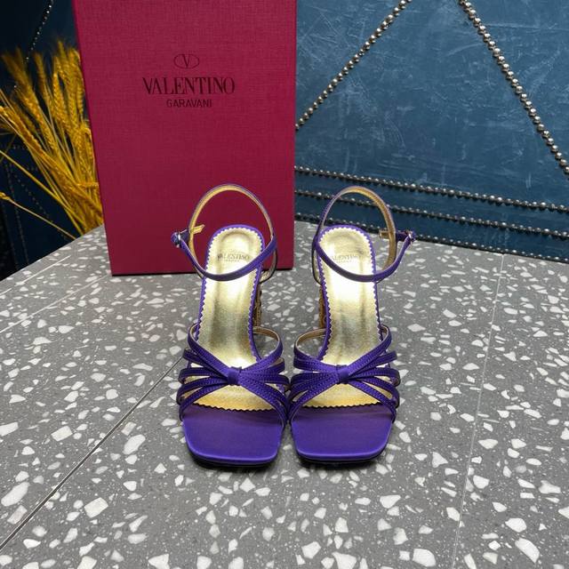 valentino 华伦天奴专柜新品 彩色宝石跟高跟凉鞋 鞋跟镶满Blingbling的各种颜色宝石爆闪 优雅高贵特别好看！夏天必不可少 ①鞋面：进口真丝.金属