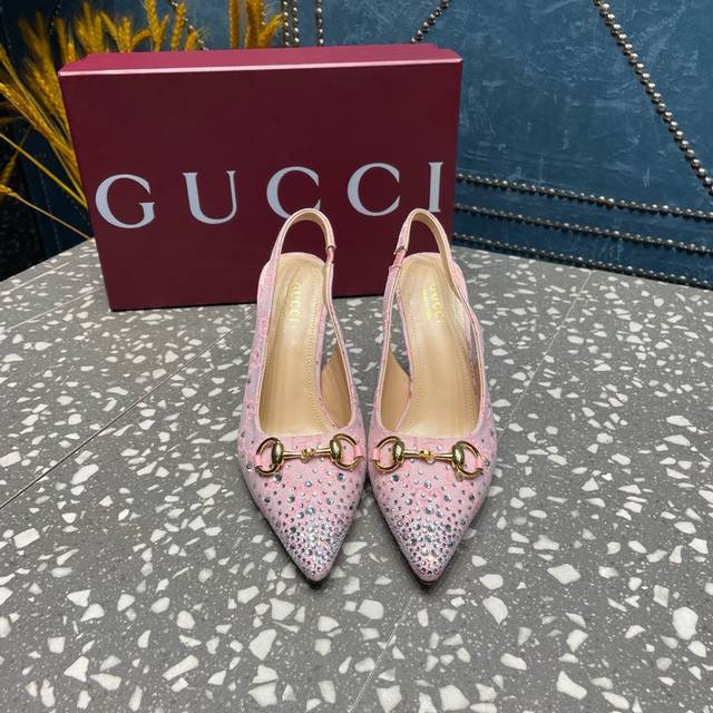gucci 古驰系列高跟女鞋 原版1：1开发，精心调制的鞋楦，皮料 特殊材料按原版开发.扣件细腻到无可挑剔！ ①鞋面：牛皮 压品牌字母品牌字母布料 烫钻 ②内里