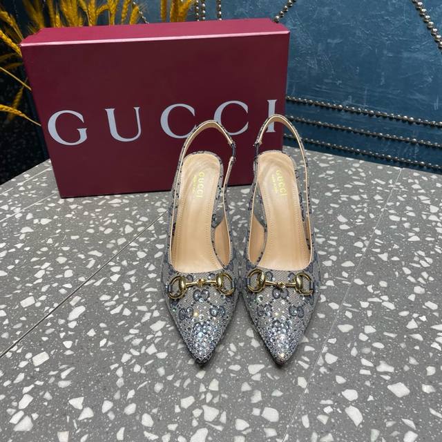 gucci 古驰系列高跟女鞋 原版1：1开发，精心调制的鞋楦，皮料 特殊材料按原版开发.扣件细腻到无可挑剔！ ①鞋面：牛皮 压品牌字母品牌字母布料 烫钻 ②内里