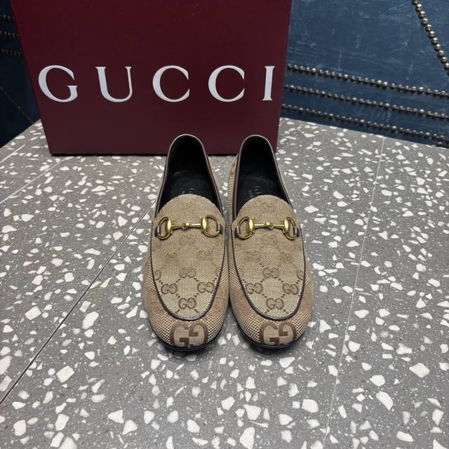 gucci 古驰 经典老花 马衔扣乐福鞋 标志性的Gg老花图案是时尚界的经典之作 ①鞋面：原版定制老花Gg布 ②内里 垫脚：羊皮 ③大底：真皮大底 ④Size：