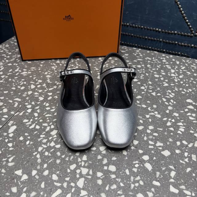 hermèS 爱马仕 此系列简约又大气！ 后空的设计更是点睛之笔 ①面料：牛皮 ②内里垫脚：羊皮 ③大底：真皮大底 ④Size：35-42码 40 41 42定