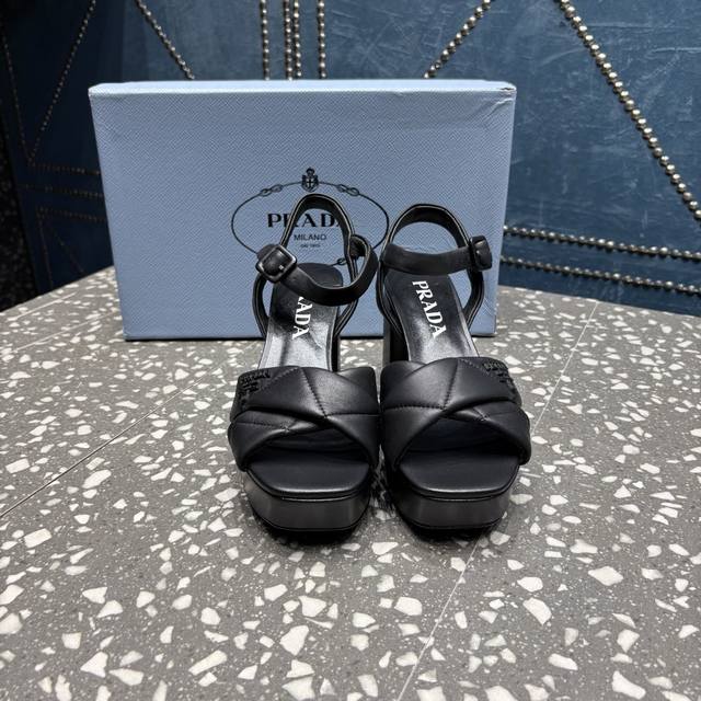 prada 普拉达 新品 水台凉鞋1-1复制 ①面料：羊皮 ②内里垫脚：羊皮 ③大底：真皮大底 ④码数：35一41码 40-41定做不退换 ⑤价格