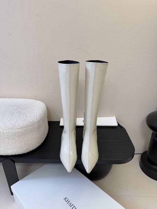 Khait* 25Ss 新款尖头长靴 简约百搭款！ Khaite靴是我今年买的最好的一双靴子，穿上立马可见的瘦，对这种脚型好看的靴子无法自拔~脚踝的褶皱越看越时