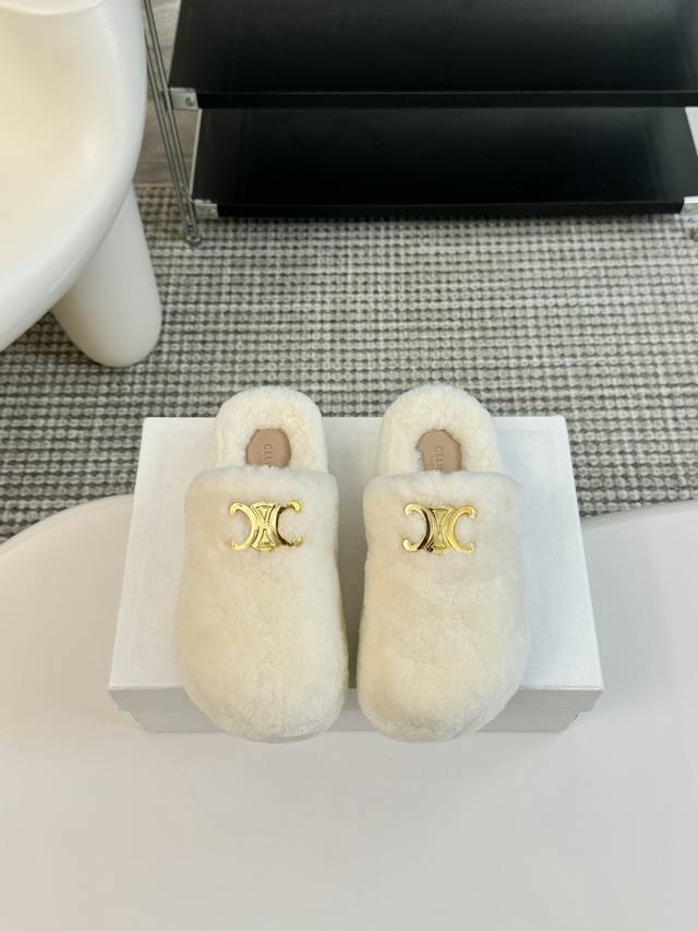 Celine 塞琳 S秋冬新品 夹脚厚底毛毛拖鞋 这一季的赛琳又让我重新爱了它一次！ 这季节美鞋太多这款毛拖 真的是让我无法自拔真太可爱了～ 毛茸茸的羊毛是选用