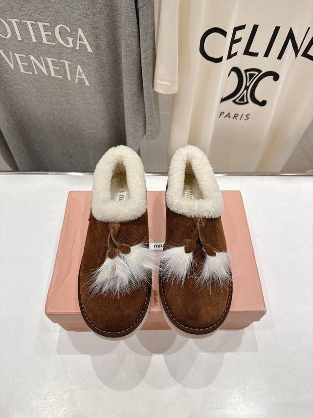 高版本出厂 Miumiu 缪缪2025Ss秋冬走秀款F027 流苏厚底毛毛鞋一脚蹬单鞋 经常出现在各大时装杂志封面 各路明星、小红书博主都有钟爱，搭配毛毛吊坠更