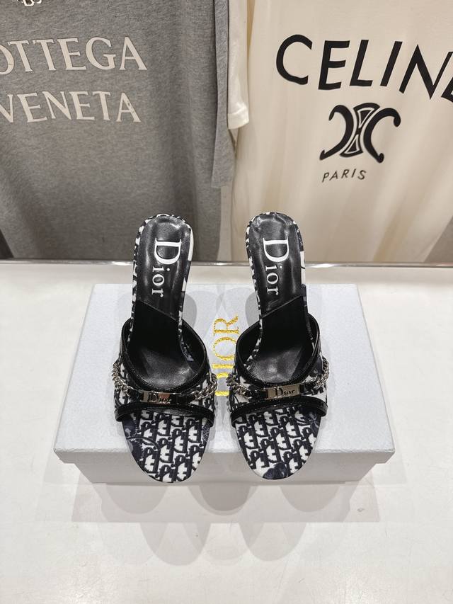 高版本出厂 Dior*迪奥2025Ss F031新款高跟拖鞋公主范十足，颜色非常抬肤色，迷人的复古美感 夏季必备单品，无论是上班还是平时穿着，绝对是满满的清新感