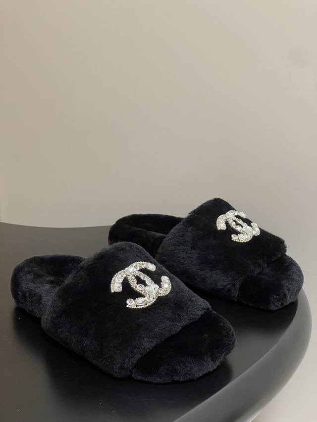 25Ss秋冬新款 Chanel 小香经典双C羊毛拖鞋厚底毛毛鞋穆勒毛拖鞋 包头款鞋面大双C 采用电绣工艺，整个鞋子毛茸茸的很舒服，上脚感更是要沦陷了超级爱！简直