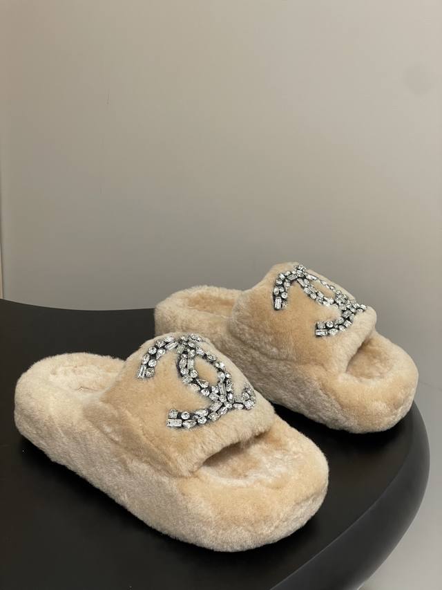 25Ss秋冬新款 Chanel 小香经典双C水钻扣羊毛拖鞋厚底毛毛鞋穆勒毛拖鞋 包头款鞋面大双C 采用电绣工艺，整个鞋子毛茸茸的很舒服，上脚感更是要沦陷了超级爱