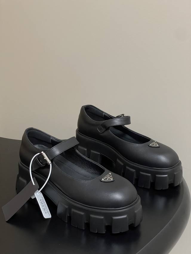 prada 普拉达 25Fw最新Monolith 绒面牛皮革玛丽珍鞋 明星同款三角标扣厚底增高小皮鞋乐福鞋 标志性Monolith鞋履的几何设计和大胆廓形为此款