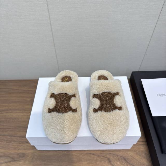 顶级版本 Celine*塞林2025Ss 新品羊毛拖鞋 毛茸茸的羊毛是选用欧洲进口A级羊毛 我们做到与原版一致 多色选！居家必备款。 鞋面：采用纯羊毛 垫脚Lo