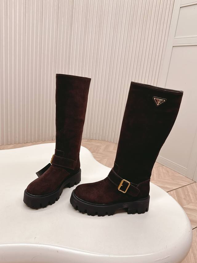 顶级版 牛绒款 皮面款 prada 普拉达经典三角标一脚蹬王炸高筒女靴 骑士靴 冬天买不到的系列，绝对是今年的大爆款！！贼好看！prada靴子真的很哇塞！上脚大
