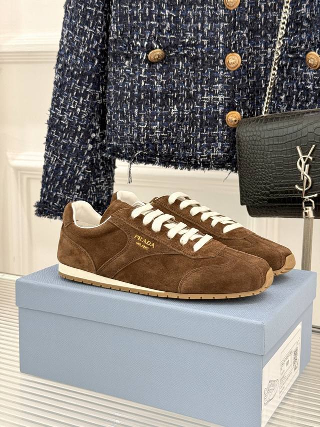 厂价 prada 普拉达25Wf新品复古休闲德训鞋 标志性的小字母低调地镶嵌于鞋身侧面 金属质感的标识在光线下闪烁着冷冽光芒 虽不张扬 却如同一颗璀璨明 气质满