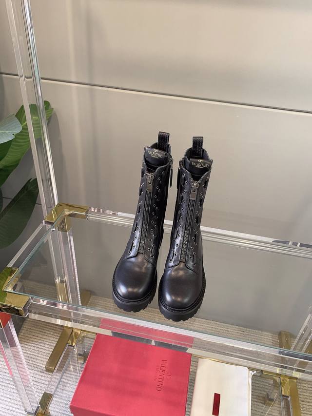 出厂价pp Valentin*新款机车短靴 鞋面原版小牛皮 内里垫脚牛皮 原版开模成型底 码数35-39 34 40 41定做