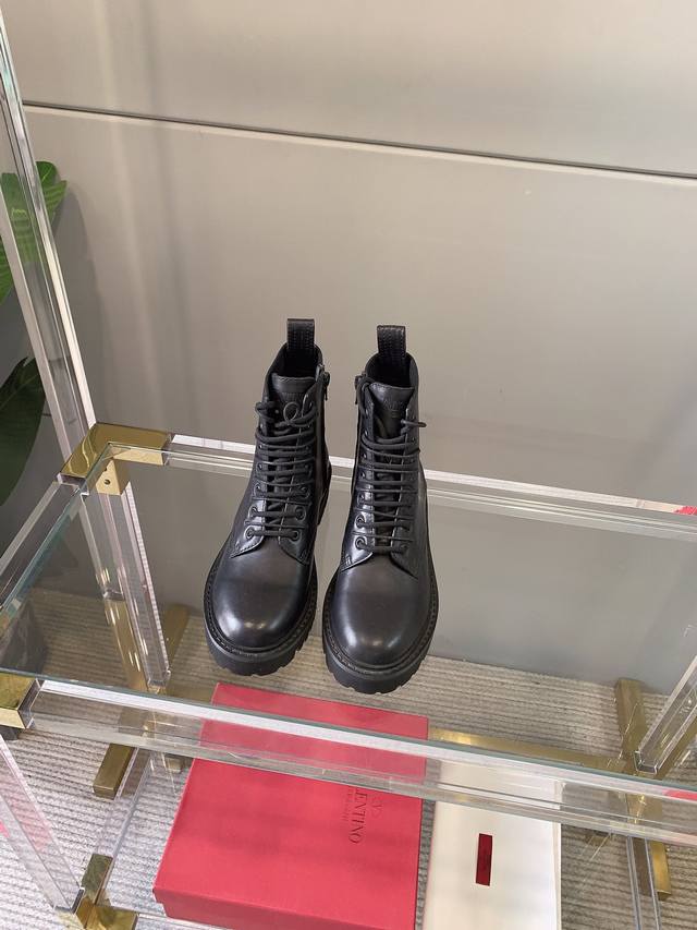 出厂价pp Valentin*新款大Logo机车靴 鞋面小牛皮 内里垫脚牛皮 原版开模成型底 码数35-39 34 40 41定做