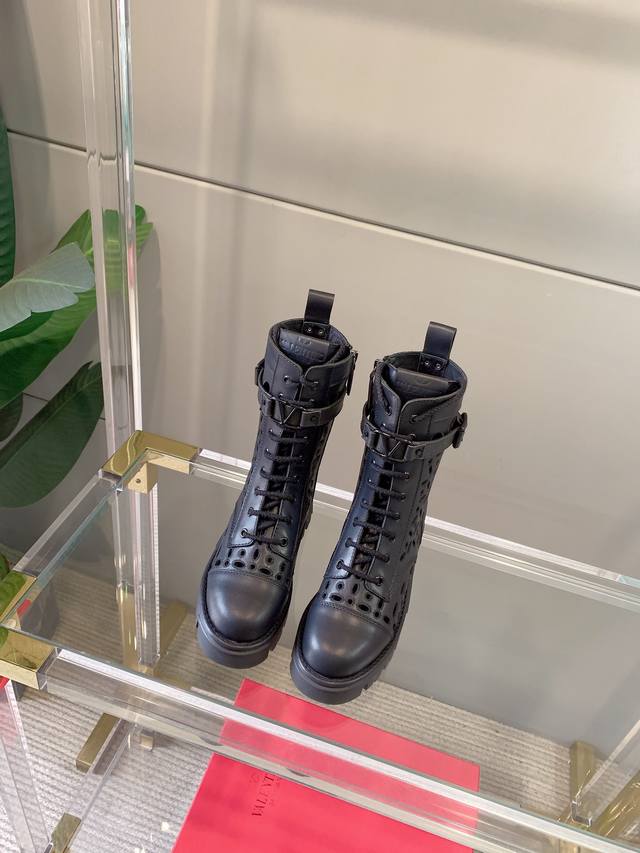 出厂价p Valentin*新款镂空刺绣短靴 鞋面原版小牛皮 内里垫脚羊皮 原版开模大底 码数35-39 40定做