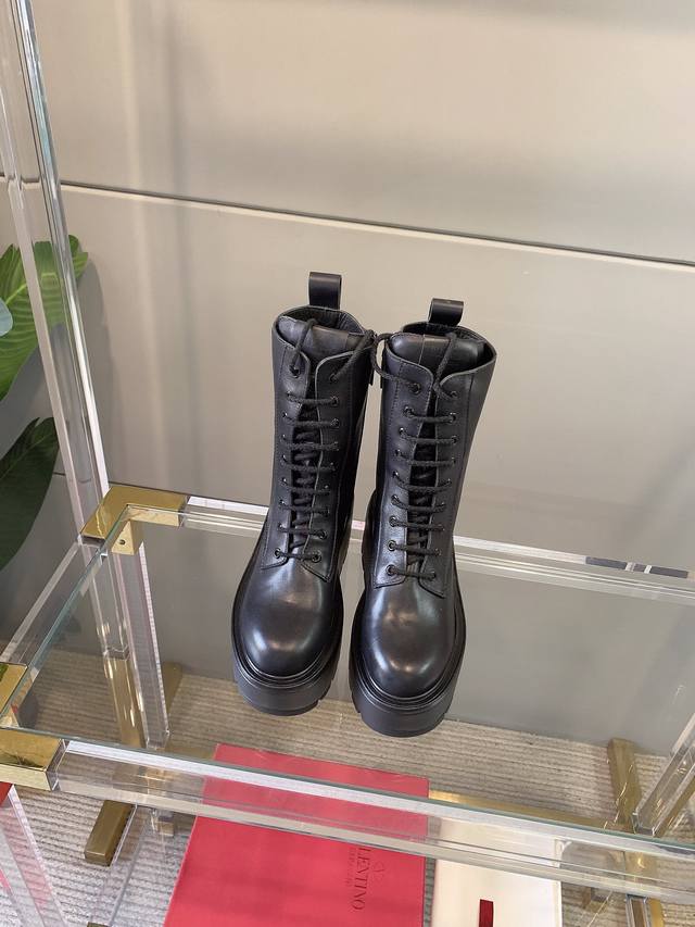 出厂价p Valentin*新款厚底大Logo短靴 鞋面原版小牛皮 内里垫脚牛皮 原版开模成型底 码数35-39 34 40 41定做