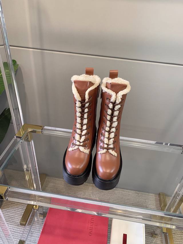 出厂价p Valentin*新款羊毛保暖机车短靴 鞋面原版小牛皮 内里垫脚进口澳洲羊毛 原版开模成型底 码数35-39 34 40 41定做