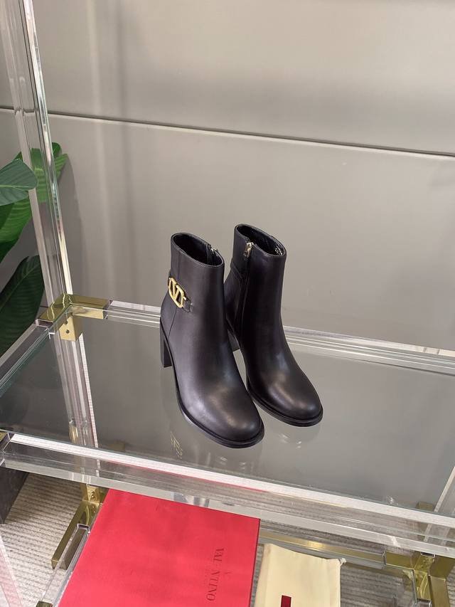 出厂价p Valentin*秋冬新款V扣高跟短靴 经典舒适百搭 鞋面原版小牛皮 原版开模五金扣 内里垫脚羊皮 意大利真皮大底 跟高7.5Cm 码数35-39 4