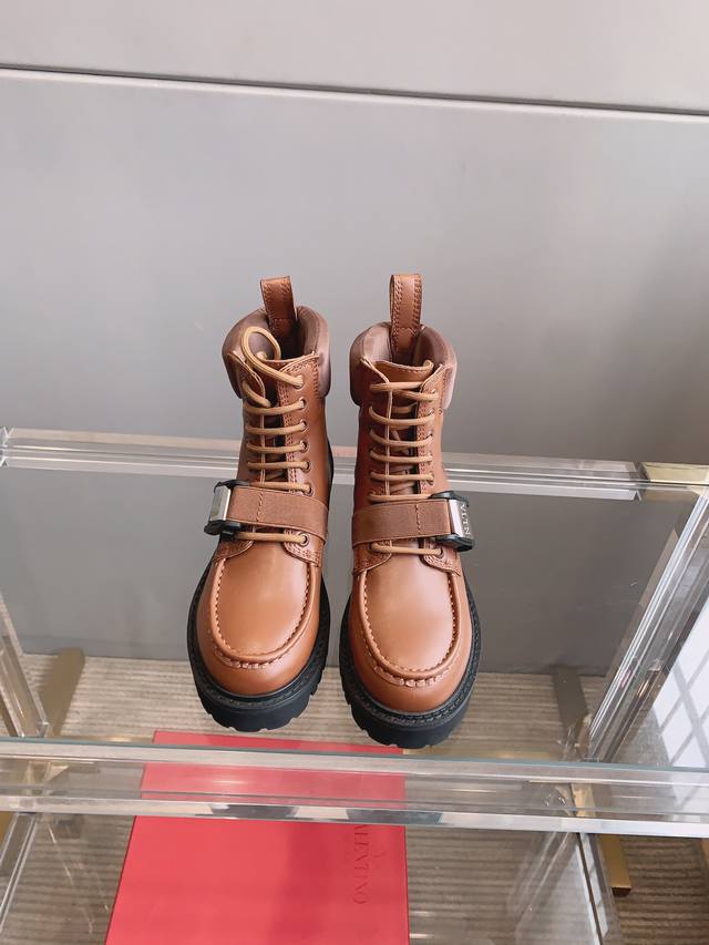 出厂价pp Valentin*新款搭扣机车短靴 鞋型硬朗帅气 又酷又飒 上脚效果超赞 鞋面原版小牛皮 内里垫脚牛皮 原版开模成型底 码数35-39 40 41定