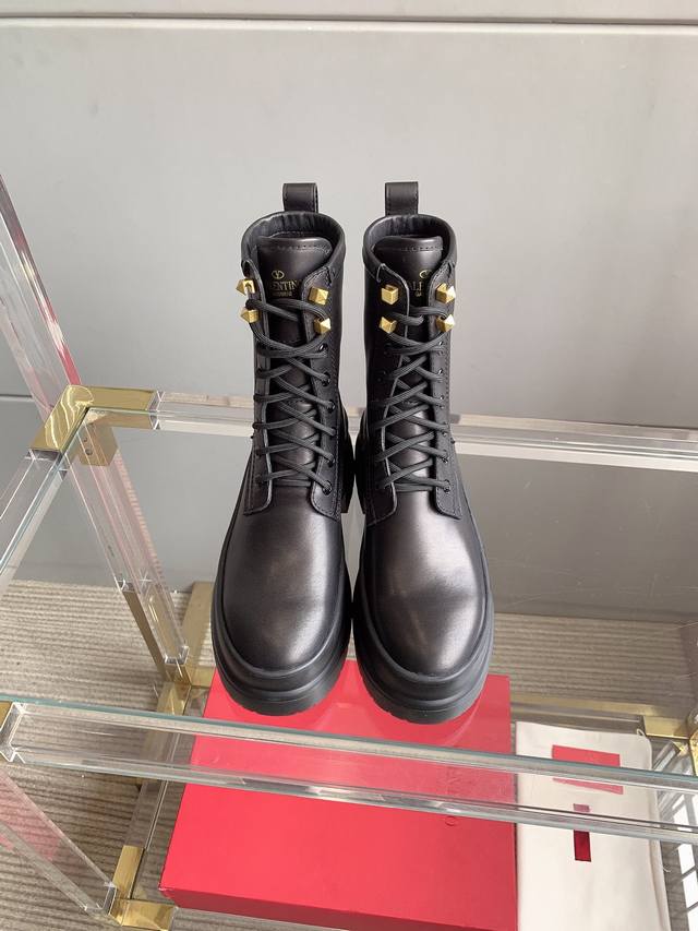 出厂价pp Valentin*新款厚底短靴 经典铆钉装饰 上脚超显腿长 鞋面小牛皮 牛反绒 内里垫脚牛皮 尺码35-39 40定做