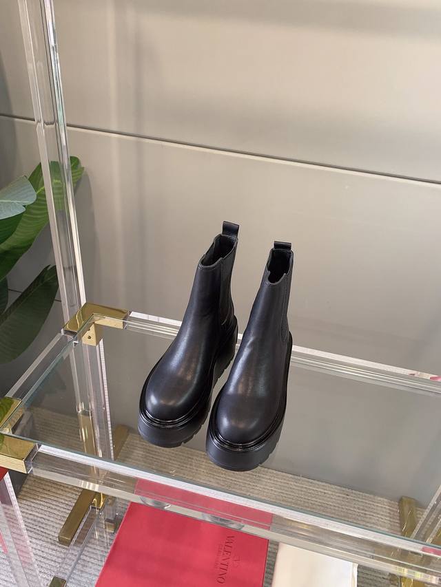 出厂价p Valentin*新款厚底大Logo踝靴 鞋面原版小牛皮 内里垫脚牛皮 原版开模成型底 码数35-39 34 40 41定做