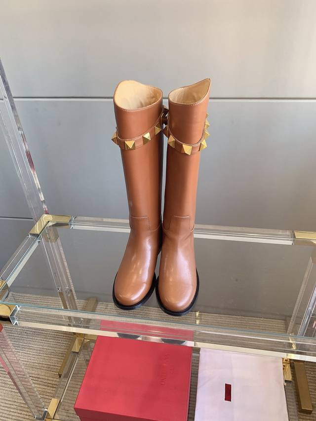 出厂价pp Valentin*新款大铆钉长靴 经典铆钉元素 气质百搭款 鞋面小牛皮 内里垫脚牛皮 意大利真皮大底 尺码35-39 40定做