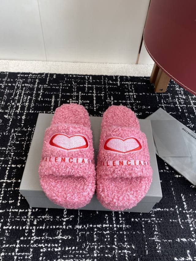 代购级薄底290 厚底 Balenciaga 巴黎世家25Ss 秋冬潮品 毛拖 鞋面字母图案、电绣徽标刺绣工艺！高级感满满当当！上脚特别漂亮 面料：羊卷毛 非常