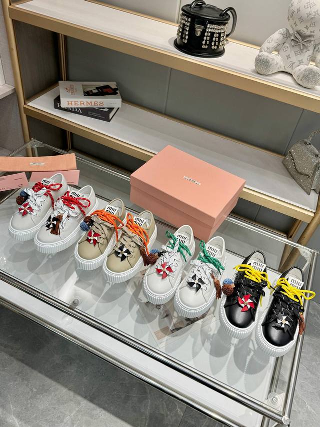 2025Miumiu缪缪最新款饼干鞋又又又挤爆时髦精们的鞋柜啦！双鞋带 装饰可拆两穿 饼干鞋的热度真的是只增不减不仅因为其极高的配适性 也得益于其出众的脚感鞋底
