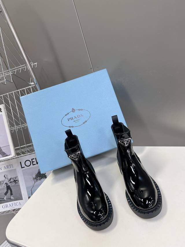 普拉达prada顶级版本 三角标情侣款乐福鞋 专柜原版开模大底1:1复刻 防滑耐磨进口防爆裂开边珠牛皮 内里采用进口混种羊皮里 羊皮垫脚 鞋底是哑光A级橡胶，内