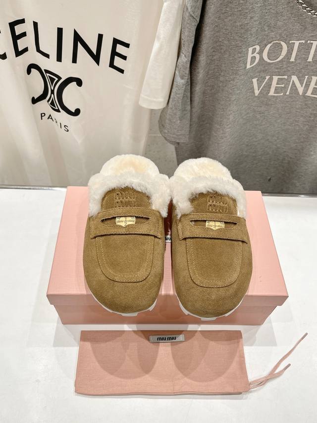 高版本出厂 Miumiu 缪缪2025Ss秋冬最新火爆款勃肯穆勒毛毛拖鞋 半包拖 原版倒模楦型，极致1:1形体 面料：进口牛反绒 里料：进口羊毛 大底：Zp开模
