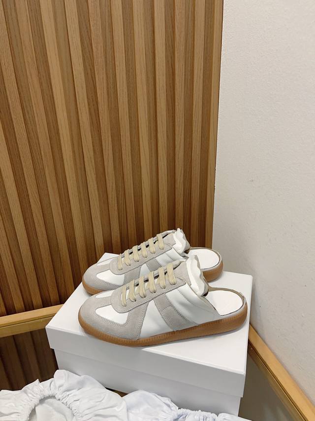 Maison Margiel*，Mm6马吉拉绑带休闲半拖 纳帕羊皮和绒面皮配接而成的休闲鞋，鞋口处有剪裁成未完工样式的美感。鞋子很轻便！穿起来上脚超级舒服透气！