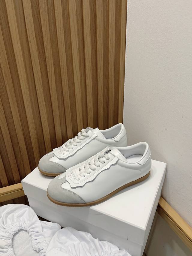 Maison Margiel*，Mm6马吉拉经典德训鞋 马吉拉最最舒服的德训鞋子了！复古感满满！随便穿搭就可以很高级！鞋子很轻便！穿起来上脚超级舒服透气！最重要