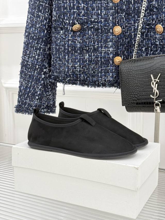 厂价 The Row 25Wf新品极简复古乐福鞋 当极简设计遇上复古韵味 便成了秋冬鞋柜里的“定海神针”。 复古乐福鞋的经典鞋型被完美复刻， 圆润鞋头不挤脚 修