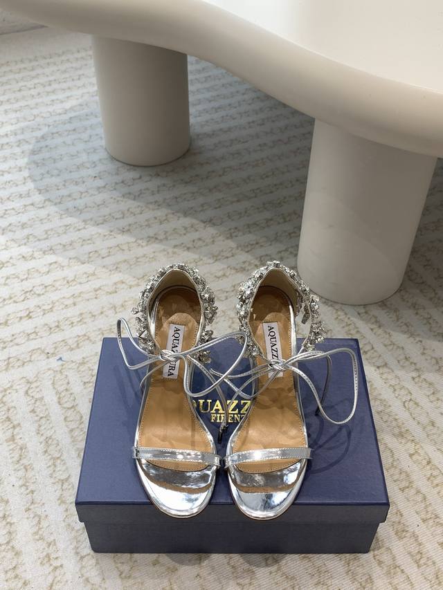 Aquazzura 24Ss 惊艳火爆款、菠萝 王室贵族的钟爱雍容华贵、气质高雅、到手如图柜级品质 进口镜面羊皮 璀璨别致水钻饰扣、小羊皮内里、意大利真A级真皮