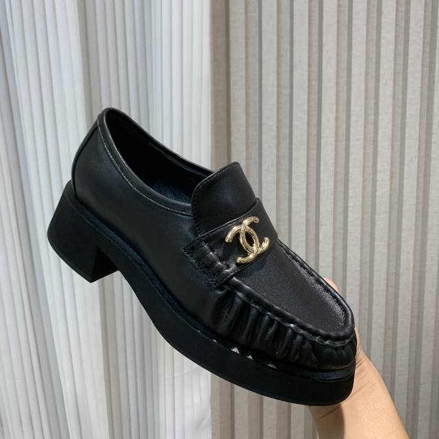 24Ss 小香 新款 小香扣 厚底 乐福鞋 秋冬香家必备爆款 女神系列，拥有香家特色优雅名媛气质，超级耐看，让人无法抗拒，心动Ing 鞋面：进口小牛皮 进口开边