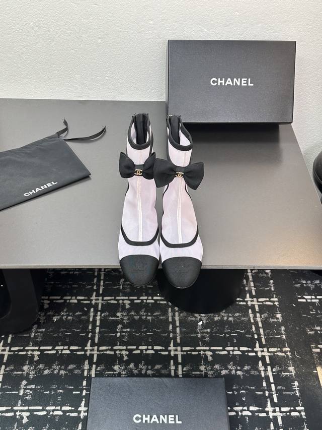 Chanel25S 香奈儿经典蝴蝶结短靴 超多明星时尚博主种草 主打都是甜甜的颜色 直击我心 这秀款的网靴看秀是确实没心动的感觉，但今天试穿上 我又入坑了合网靴