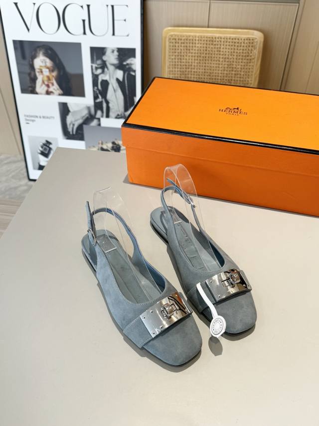 hermes... A Eclair 新款Kelly+爆款系列 版型超正，有一定厚度增高显腿长！透体透气 舒适的进口牛皮 春夏拼色兼具颜值舒适度的单品！ 渠道货