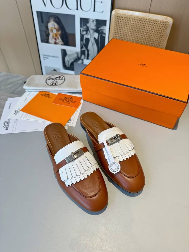 Hermes 爱马仕 新款流苏扣半拖鞋～～凉拖单鞋Eclair 新款Kelly+爆款系列！ 版型超正，有一定厚度增高显腿长！透体透气 舒适的进口牛皮 春夏拼色兼