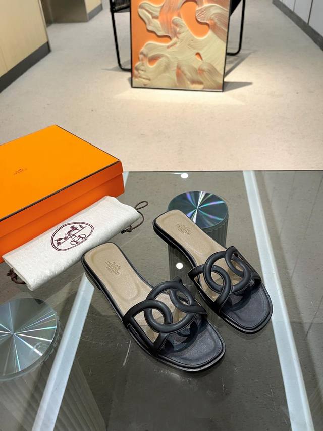爱马仕拖鞋，经典永不过时之款。面料进口牛皮，内里垫脚羊皮里，意大利真皮大底。码数34―42码 34码40.41.42码不退不换 ，白色、黑色、棕色。出厂价p