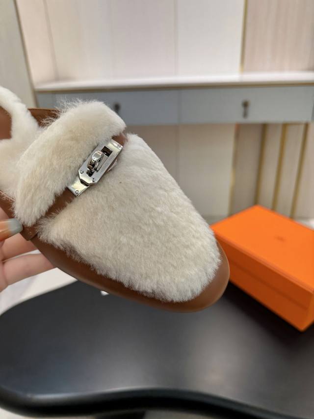 Hermes Fw25 New Arrival～ 爱玛仕秋冬新品Kelly扣毛拖 皮毛一体拼接羊皮，搭配经典镀钯Kelly扣 设计简约流畅～打造时尚柔美造型！超