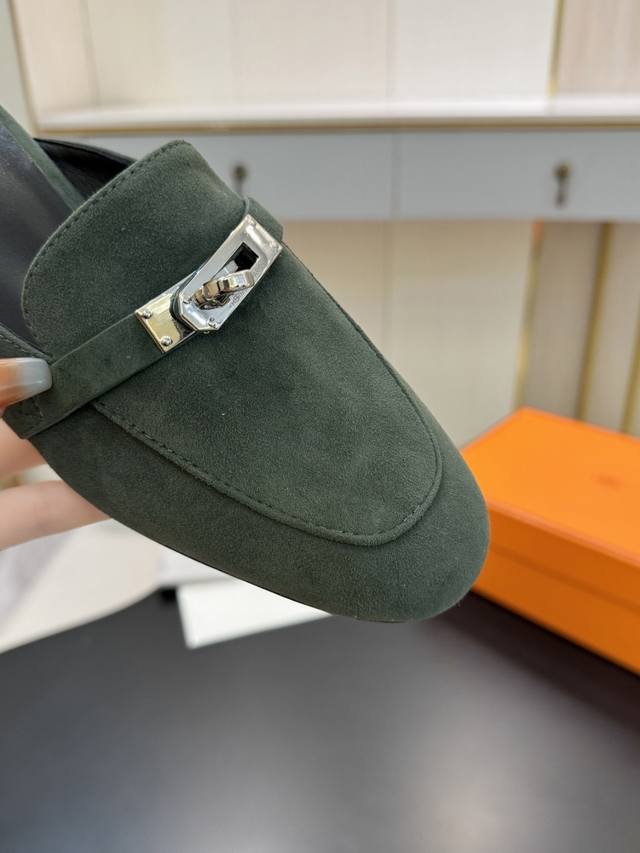 Herms 爱马仕经典Kelly穆勒半拖，鞋面订制小牛皮，内里垫脚羊皮，经典之作，铆钉设计极具个性！激光五金刻字，意大利真皮大底Size：35-42， 40，4