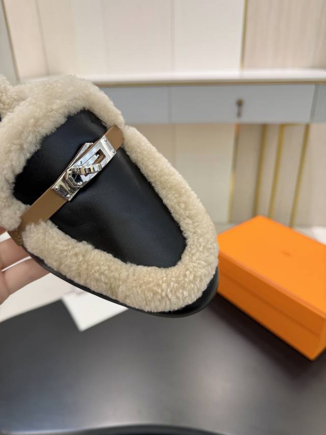 Hermes Fw25 New Arrival～ 爱玛仕秋冬新品Kelly扣半拖 糕羊毛柔软舒适又保暖搭配经典Kelly扣 高级好看又好穿～时髦精秋冬搭配必备单