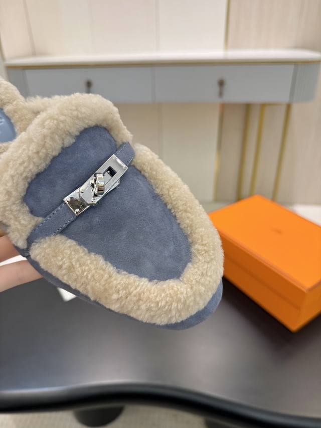 Hermes Fw25 New Arrival～ 爱玛仕秋冬新品Kelly扣半拖 糕羊毛柔软舒适又保暖搭配经典Kelly扣 高级好看又好穿～时髦精秋冬搭配必备单