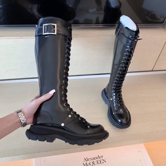 alexander Mcqueen 麦昆，16寸 购买原版大底开模，仿真皮沿条，Tpr大底，品质可入专柜，专柜卖断货，众多明星古力娜扎.吴磊.网红博主代言，最新