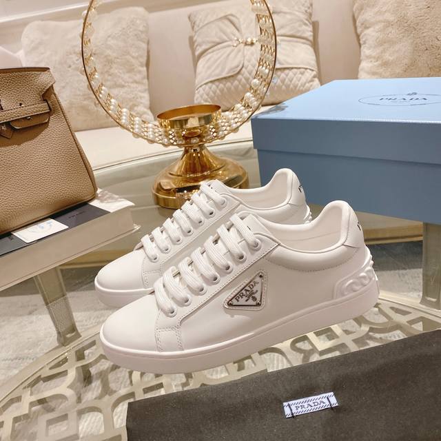 prada 普拉达 新款金属Logo系带小白鞋休闲运动鞋圆头情侣款，材质：进口牛皮，羊皮内里码数女34-41。男38-45. 男加10